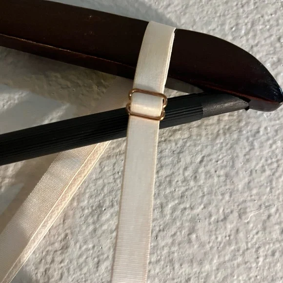 Marilyn Monroe Cream Lace Bra - Picture 4 of 5